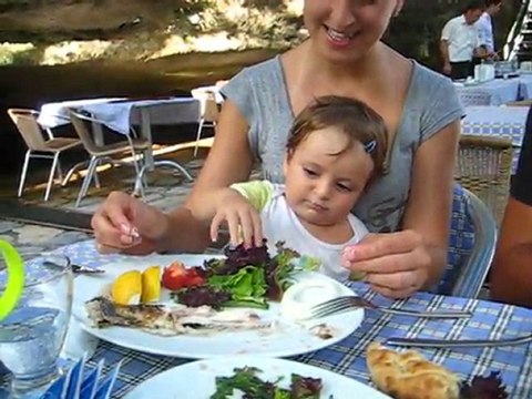 Düden Şelalesi-24 -Ağustos 2011 -255-Balık yiyor video