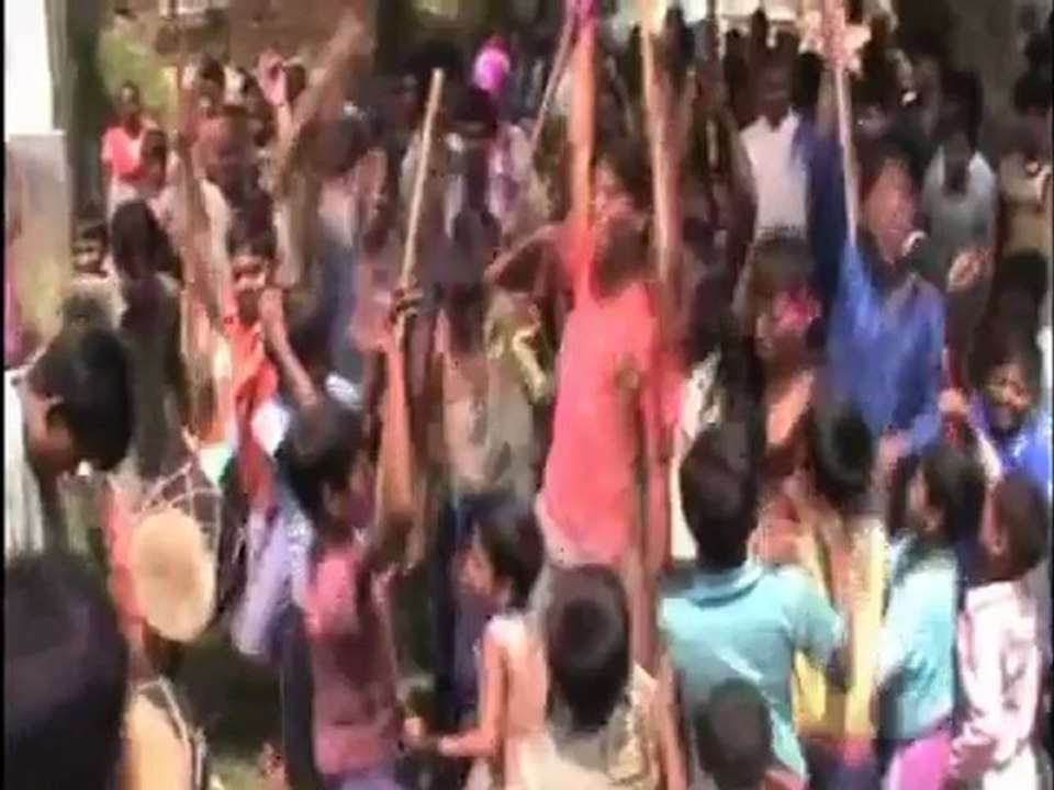 Indian hunger striker accepts walking stick