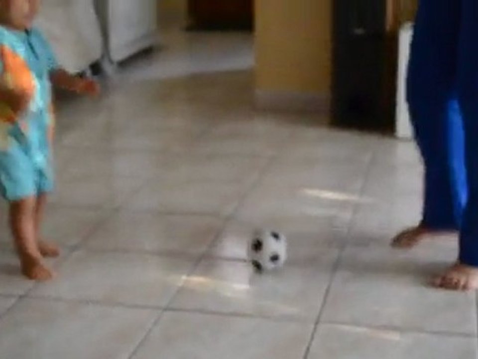 Mathéo joue au foot