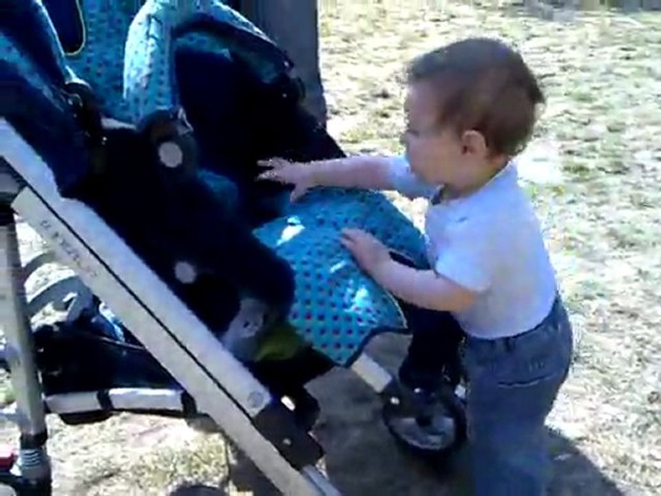 Elyas pousse seul la poussette