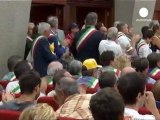 Italia, il Governo rivede la manovra e i sindaci protestano
