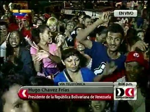 Chávez saluda seguidores desde Hospital Militar