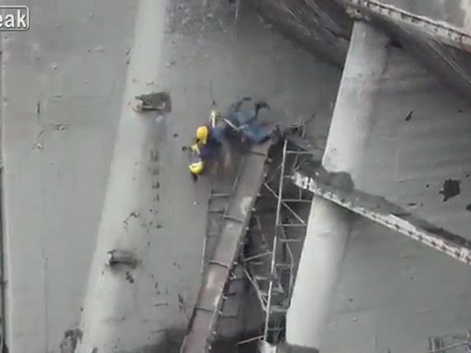 Eisenstange schlägt zurück auf Bauarbeiter Fail