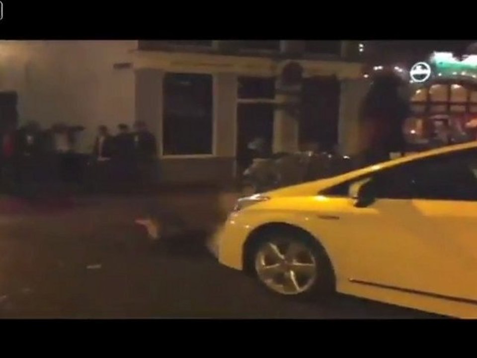 Drunk holländische Mädchen Kopfstöße ein Taxi Fail