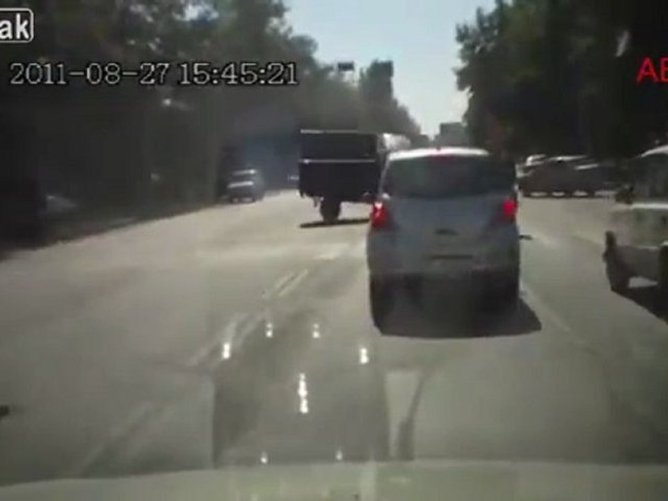 Russische Kippt mit LKW - WTF