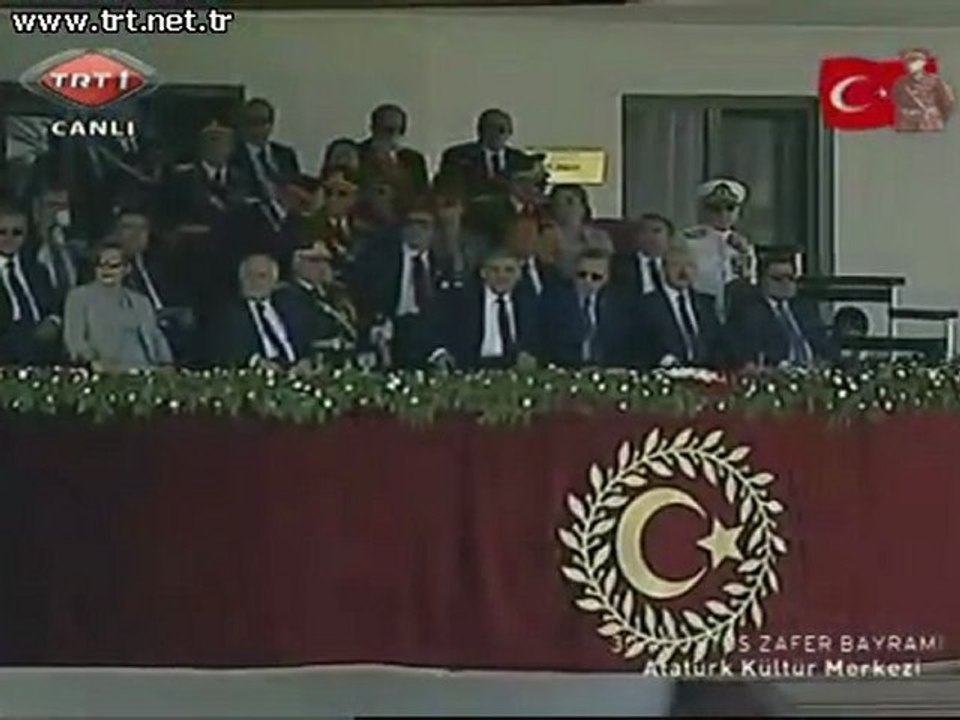 2-Paraşütçüler TÜRK BAYRAĞI 30 Ağustos töreni 2011 TRT