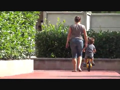 30 08 2011 - Mahé apprend le vélo à pédales !