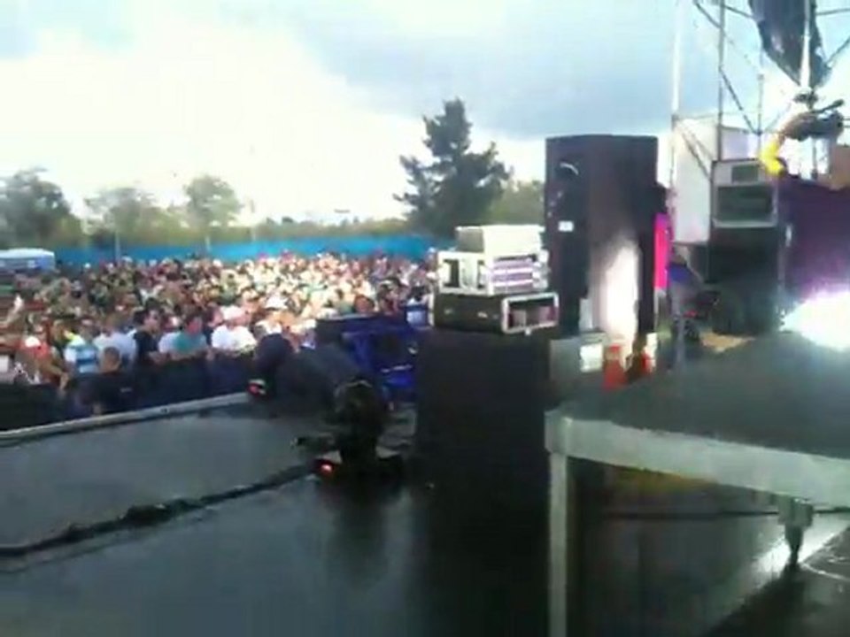 electro beach festival Benidorm 2011 tekno stage happy dancers