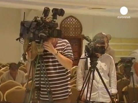 Gaddafi loyalists in Sirte told to surrender or die