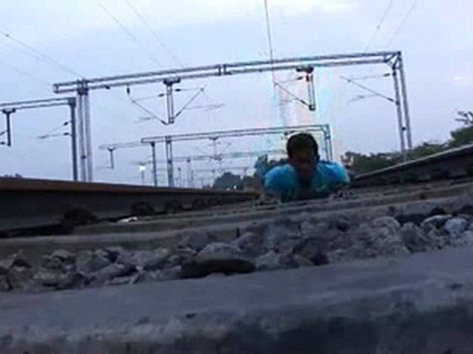 Zug überfährt Dumb Kid Video