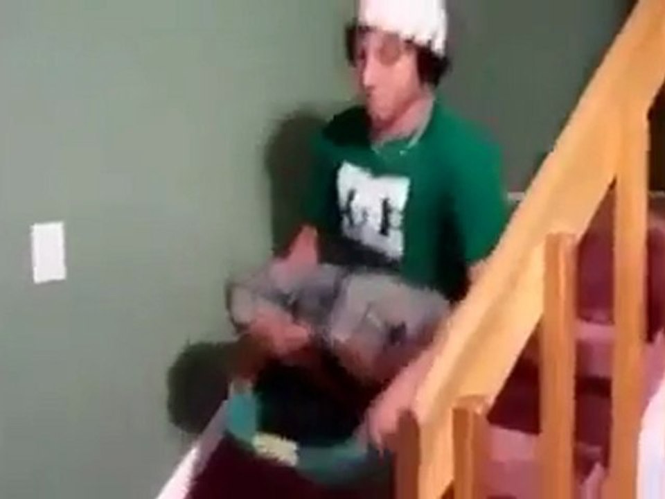 Steigen Sie die Treppe Wäschekorb Fail