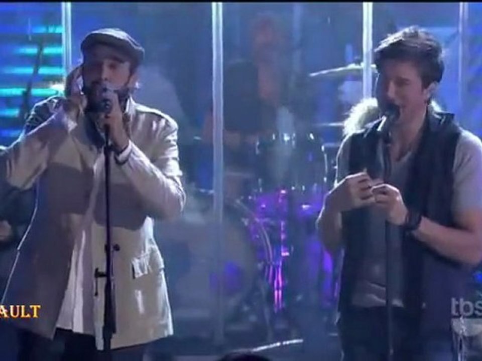 Enrique Iglesias  juan luis guerra  Perform Cuando Me Enamoro Live! on Lopez Tonight 2010
