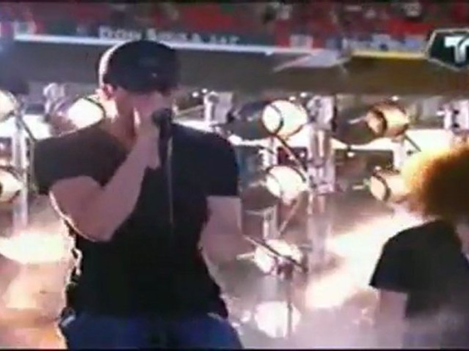 Presentacion de Enrique Iglesias en el juego 'Dolphins Jets'