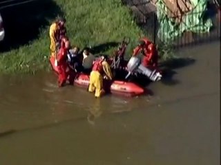 Tải video: Hundreds rescued from Irene's floods