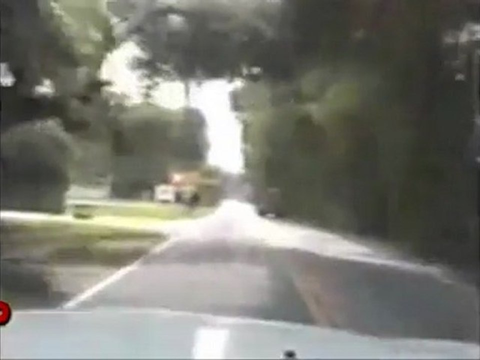 Homme vole une voiture de police (course poursuite)