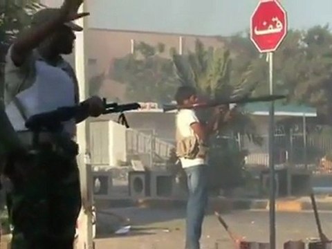 les chiens enrages du CNT lybien tirent sur les lybiens