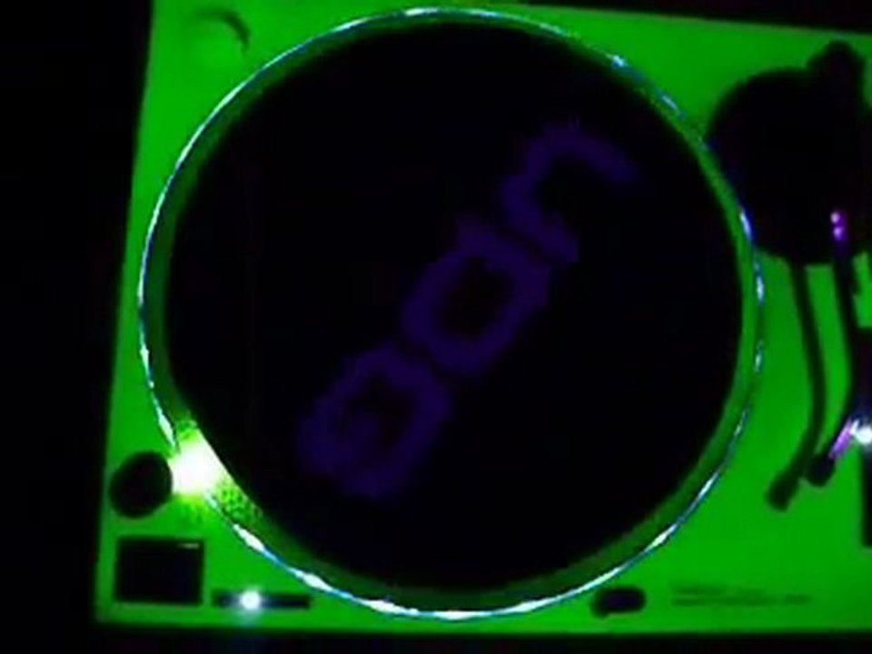 CUSTOM TECHNICS MEGATECHPRO MK2 CUSTOMIZADA COM LEDS NO PRATO - YouTube