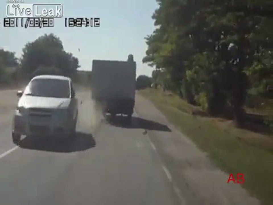 Chevrolet-Pilot schläft - und bewegt sich seitlich in einen Lkw