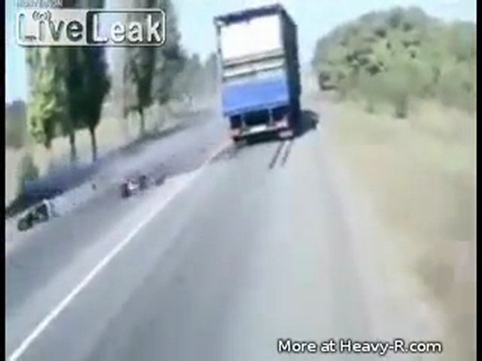 Big Trucks vernichtet Motor-cycle