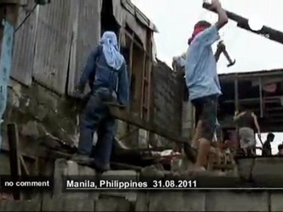 Manila residents scuffle with police to... - no comment
