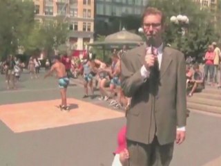 Le reporter finit en caleçon en direct !