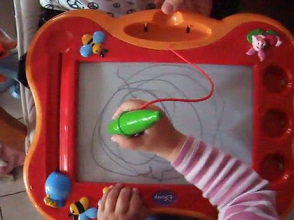 Isis dessine - 27 mois