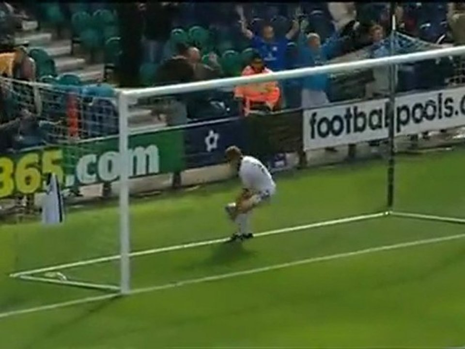 Goleiro faz gol da sua própria área!