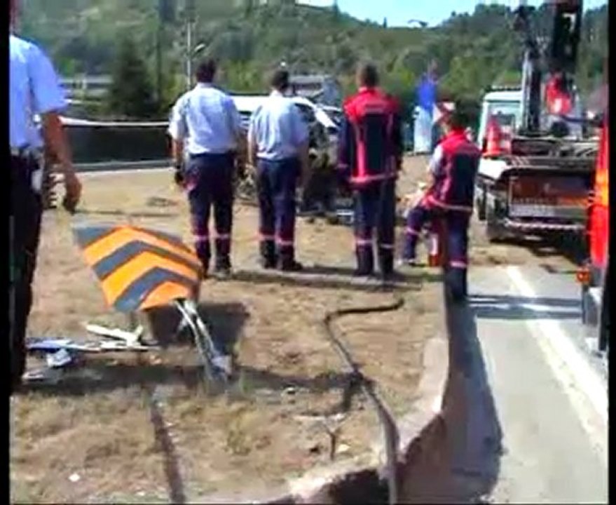 Dikkatsizliği sonucu kaza yapan sürücü ağır yaralandı   .