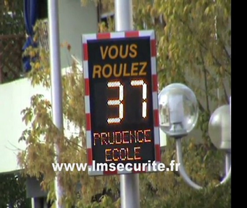 RADAR  PEDAGOGIQUE  LUMINEUX  DE  VITESSE  VIASIS  PLUS  082011