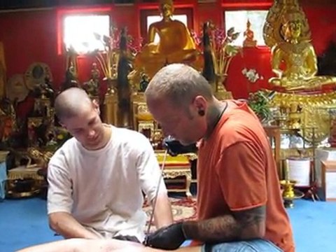 Pat Dee Wan gives a Ha Taew - Sak Yant - Tatouage Thailandais