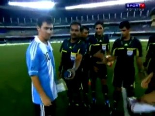 Διαιτητής φωτογραφίζει τον Μέσι