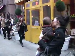 Kim Kardashian aimerait un bébé en même temps que sa sœur