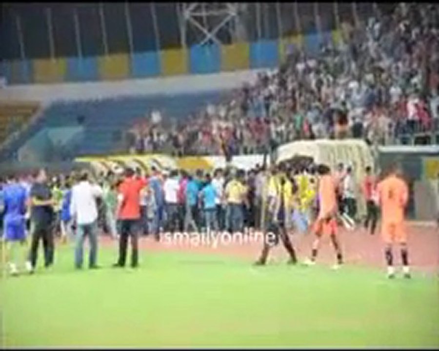Elsaaid_جماهير الإسماعيلي تقتحم أرض الملعب للفتك بالسعيد