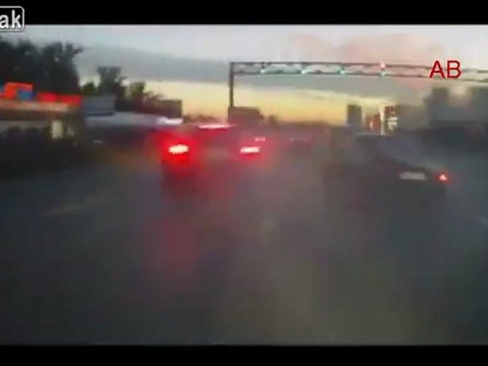 Motorradfahrer versehentlich Filmen einen heftigen Unfall auf der Autobahn