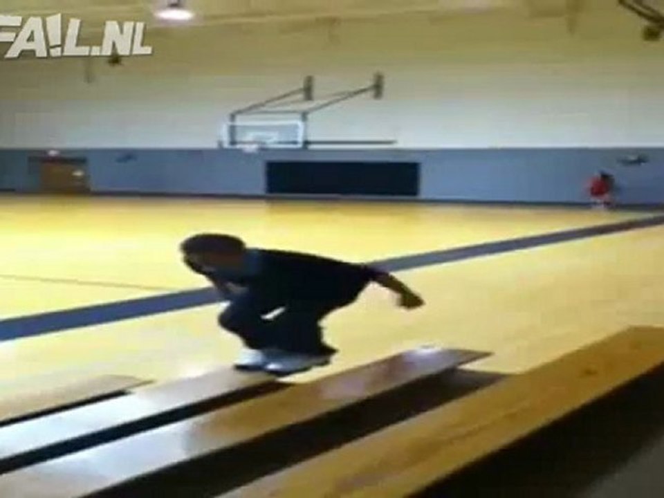 Backflip von der Galerie fail