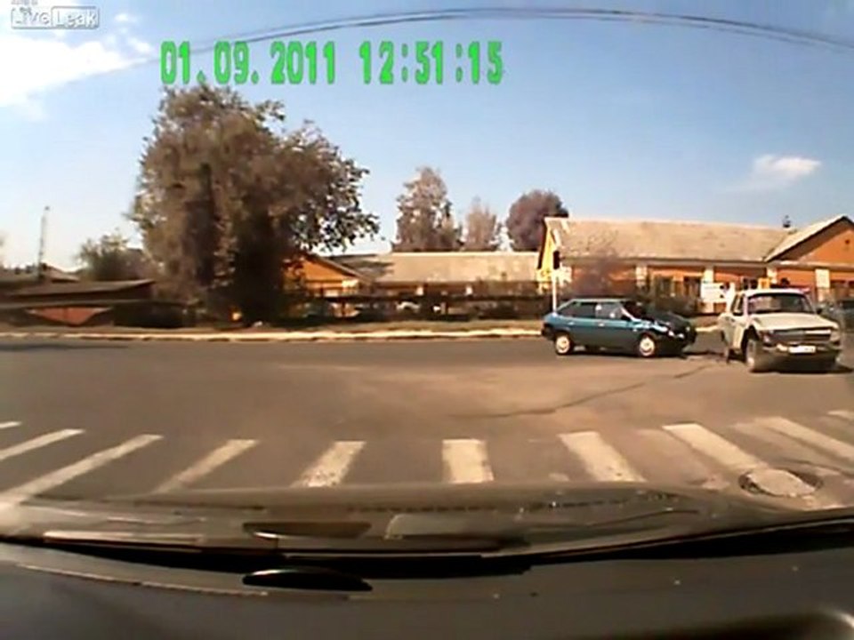 Crash an der Kreuzung. Drives ist katapultiert aus dem Auto windo in der Ukraine