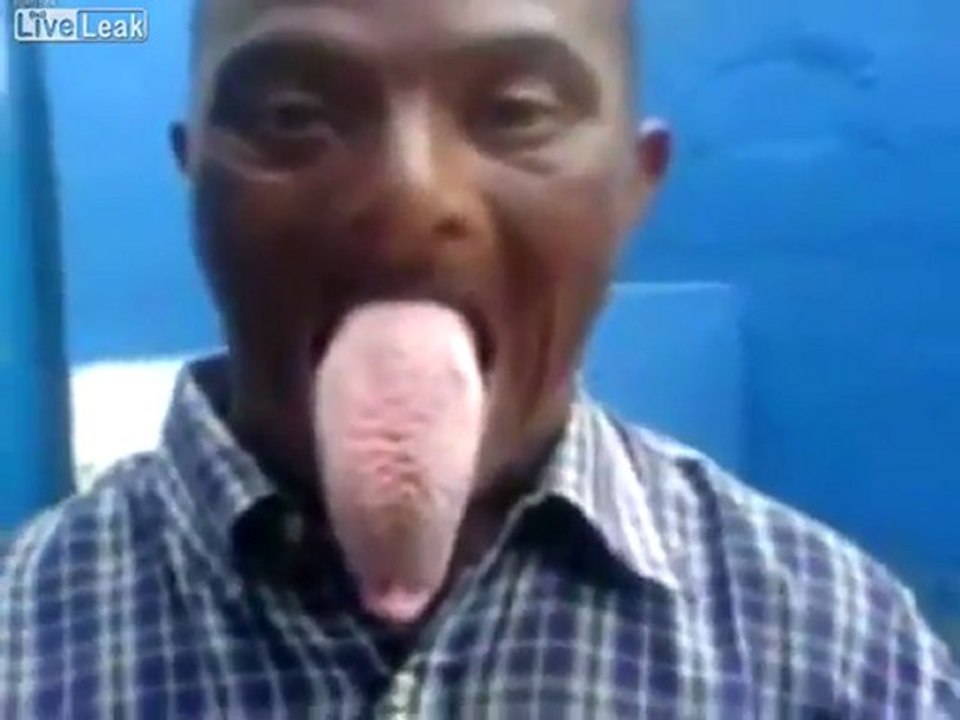 Guy hat riesige Zunge (WTF!)!