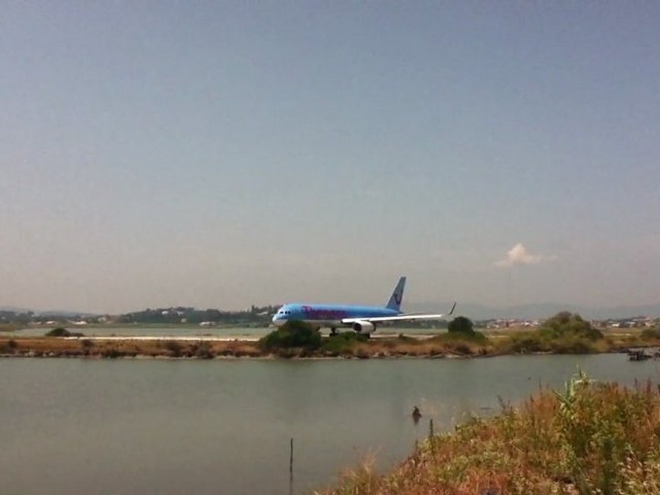 Boeing 757-200 Thomson at corfu airport