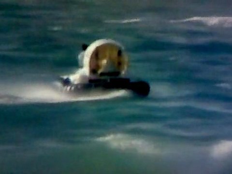 AERODESLIZADOR-HOVERCRAFT en Acción de la costa mediterránea