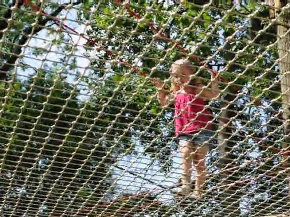 Amandine à l'accrobranche, ca remue !!