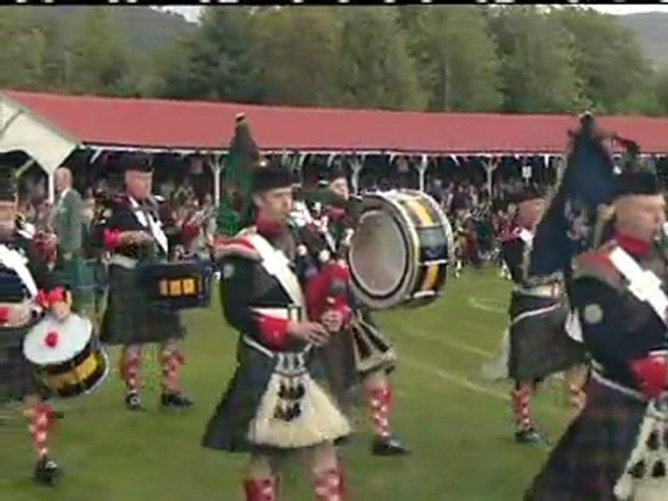 Queen and Cameron visit the Highland Games