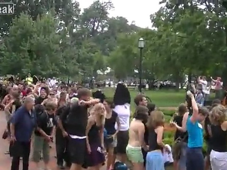 Sande Demonstranten ausziehen Shirts, nachdem die Polizei Antenne Kunst zeigen zu verweigern