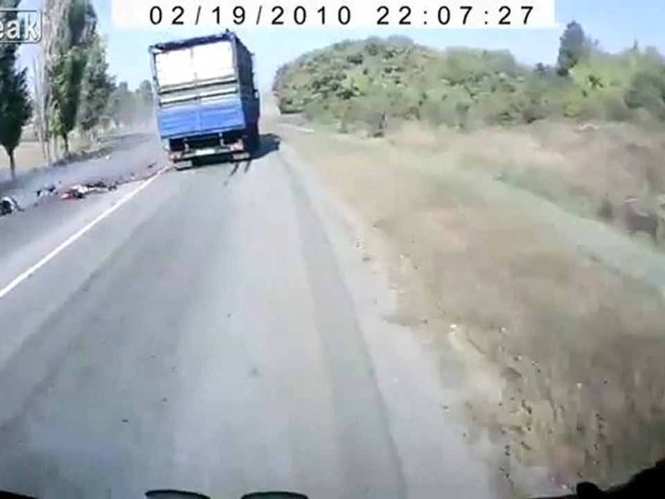 Yamaha R6 kollidiert mit Kamaz Truck - SloMo