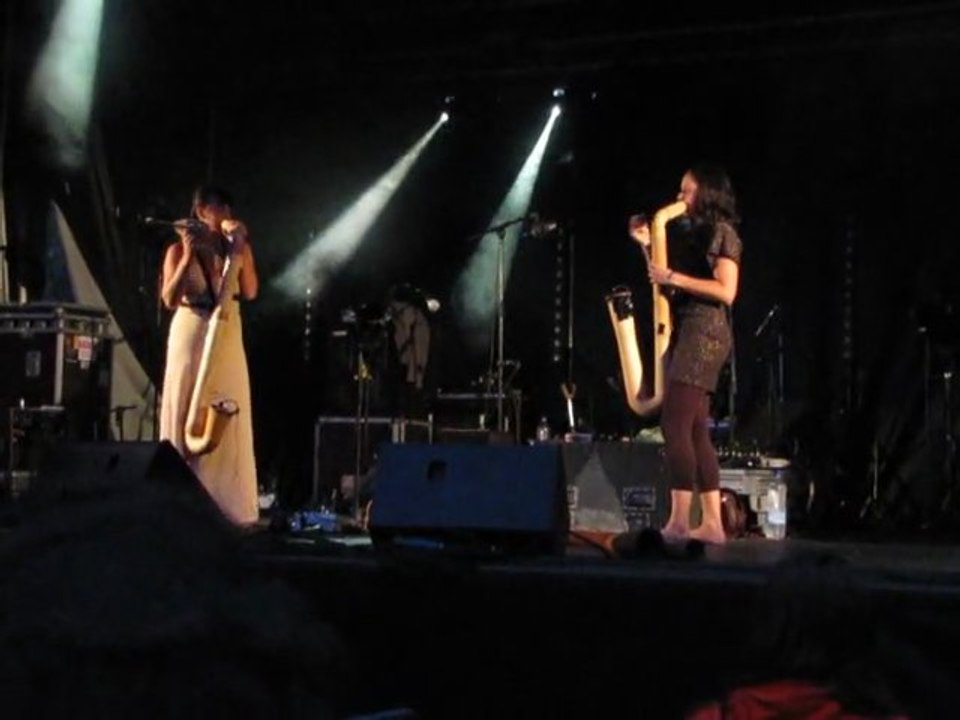 Adèle et Agustina sur didgeridoos "Kromm Boud" au festival Tribal Elek 2011