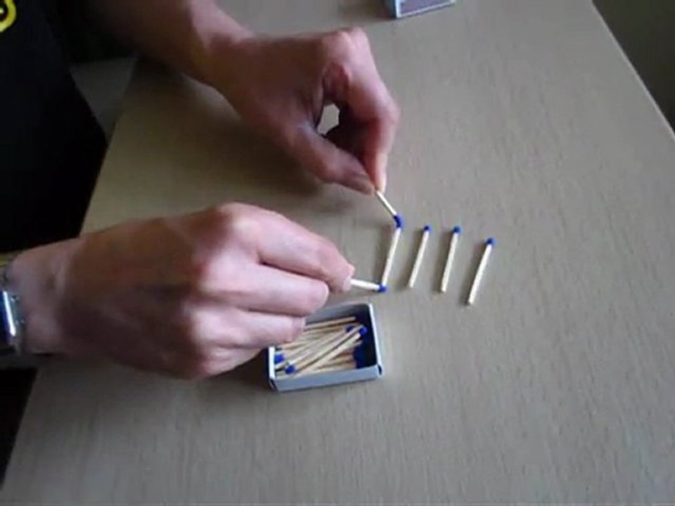 Kleiner Wettkampf für Kinder mit Streichhölzern