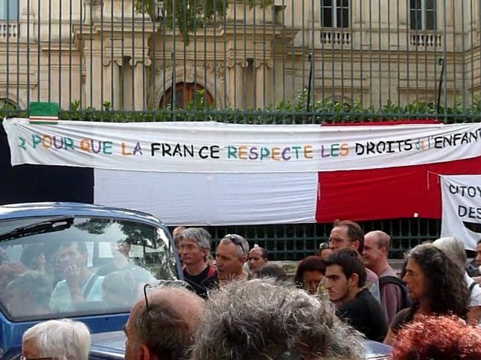 Des familles tchétchènes expulsées  de leurs hébergements par le prefet du Gard , campent devant la préfecture de Nîmes. RESF