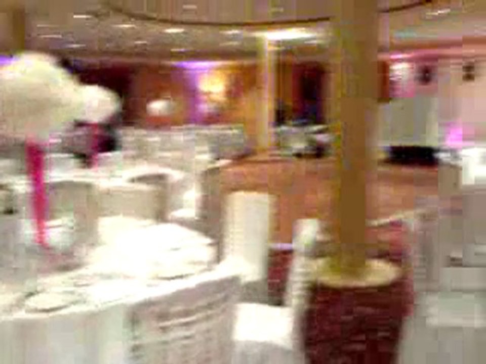 4 Mariages pour une lune de miel, décoration assurée par Flash Organisation  (Housses de chaises, rubans, Assises des mariés, Rideaux lumineux) lors du mariage de Pegguy & Ulrich pour l'émission