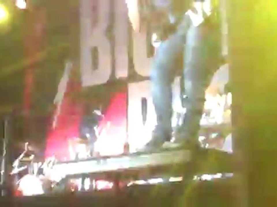 Kendall waves at me!