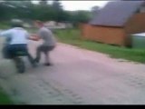 Weibliche Dirtbike Fahrer Drags Man Down With Her Fail