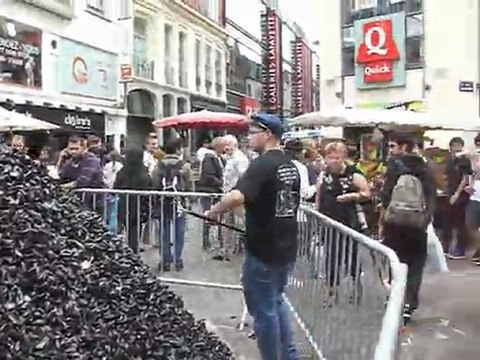 France Bleu Nord à la braderie de Lille, pyramide de moules